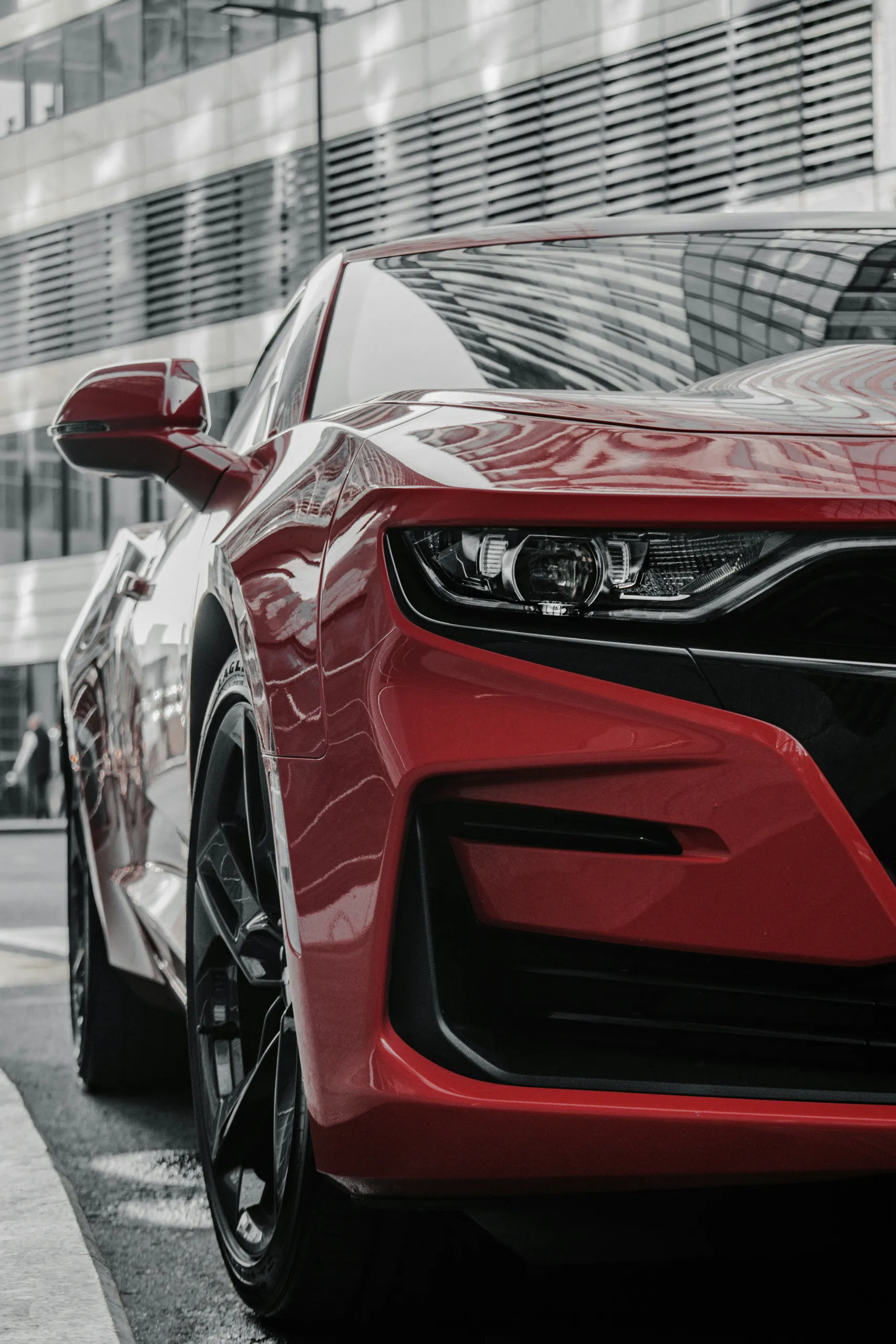 Coche de un cliente frente al estudio de detailing